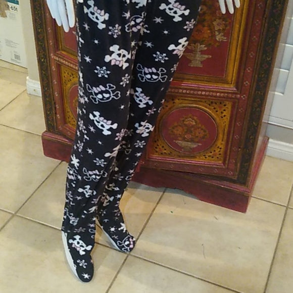 Katnap Black with Skulls with Bows Onzie - Picture 3 of 12